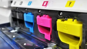 imagem mostrando uma impressora laser aberta, com toners da cor amarela, magenta, ciano e preto